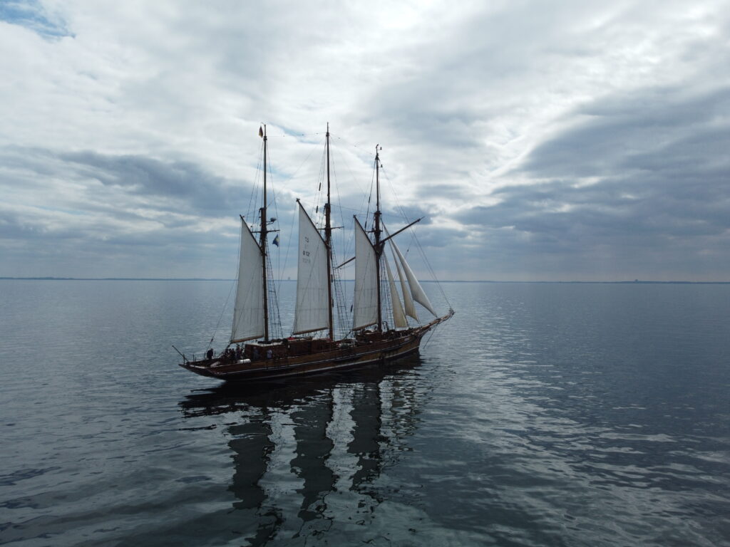 Segelschiff Amphitrite, Dreimaster, Segel gesetzt